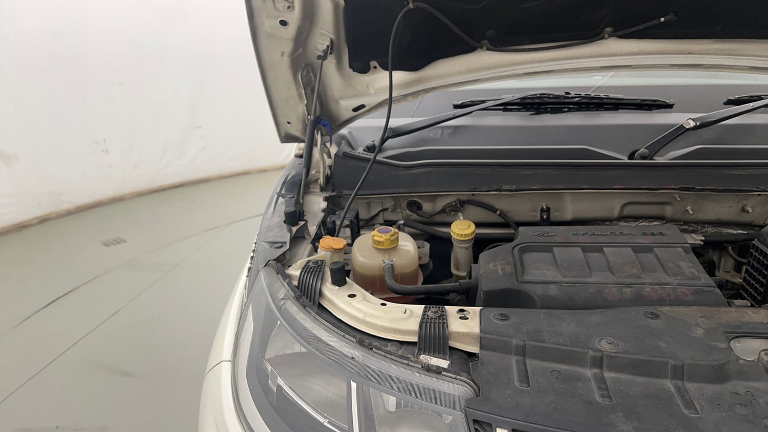 Used 2018 Mahindra KUV100 NXT K6 Plus 6 STR Petrol Manual engine ENGINE RIGHT SIDE HINGE & APRON VIEW