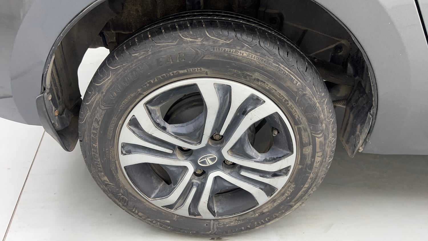 Used 2022 Tata Tigor XZ Plus CNG Cng Manual tyres RIGHT REAR TYRE RIM VIEW