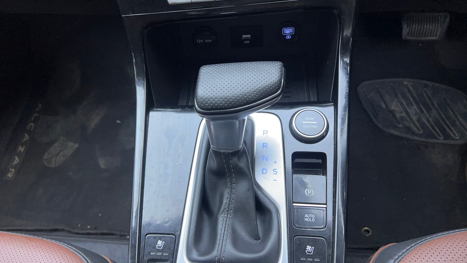 Used 2022 Hyundai Alcazar Signature (O) 7 Seater 1.5 Diesel AT Diesel Automatic interior GEAR  KNOB VIEW