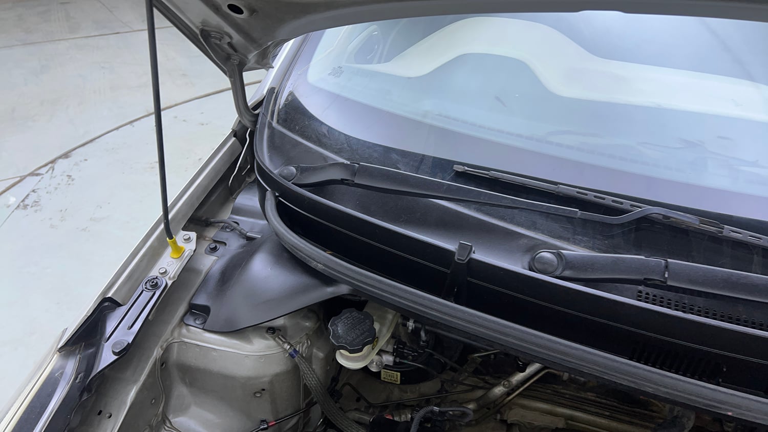 Used 2015 Hyundai Elite i20 Asta 1.2 Petrol Manual engine ENGINE RIGHT SIDE HINGE & APRON VIEW