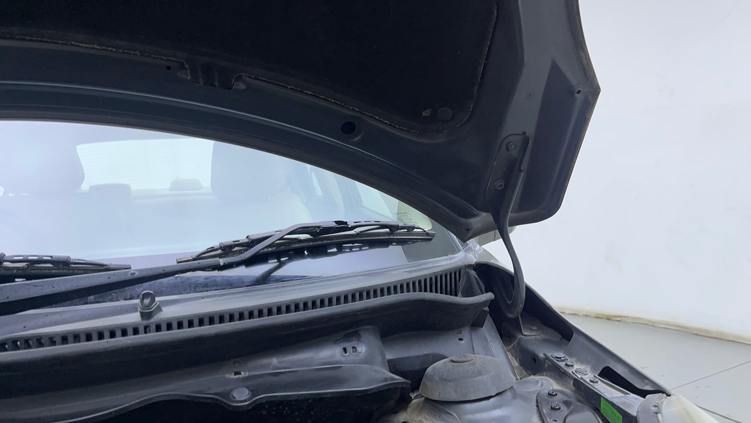 Used 2015 Maruti Suzuki Swift Dzire ZXI Petrol Manual engine ENGINE LEFT SIDE HINGE & APRON VIEW