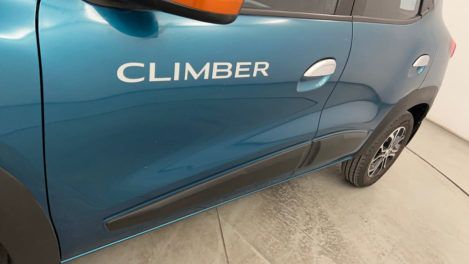 Used 2020 Renault Kwid CLIMBER 1.0 Opt Petrol Manual dents MINOR SCRATCH