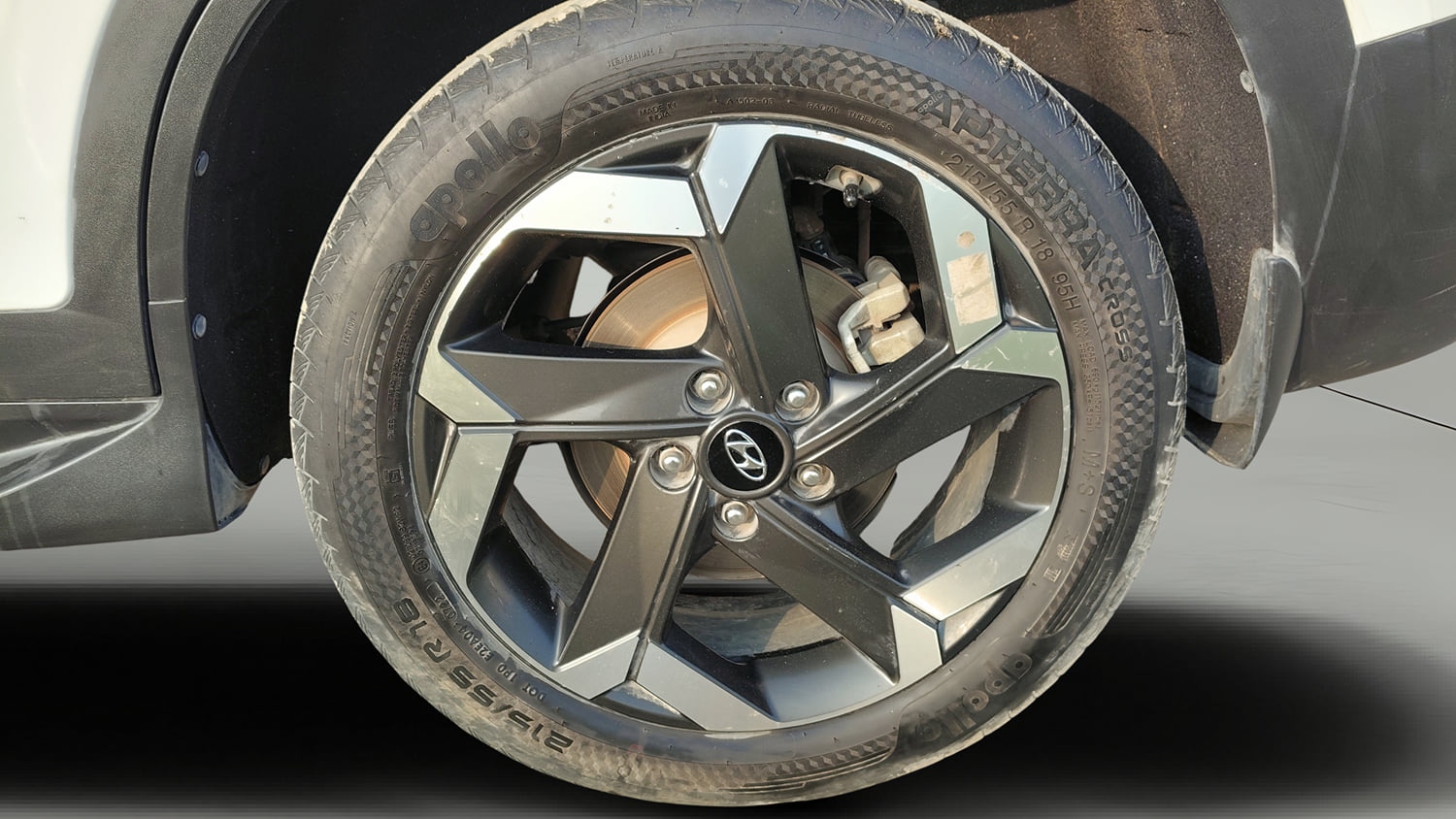 Used 2022 Hyundai Alcazar Signature (O) 6 STR 1.5 Diesel AT Diesel Automatic tyres LEFT REAR TYRE RIM VIEW