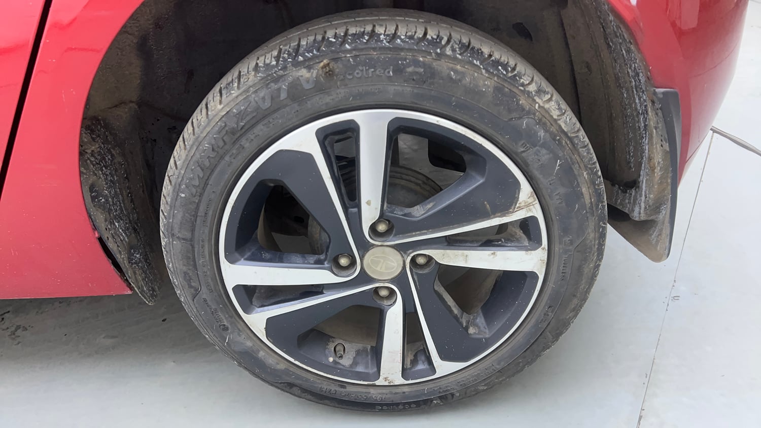 Used 2022 Tata Altroz XZ Petrol Petrol Manual tyres LEFT REAR TYRE RIM VIEW