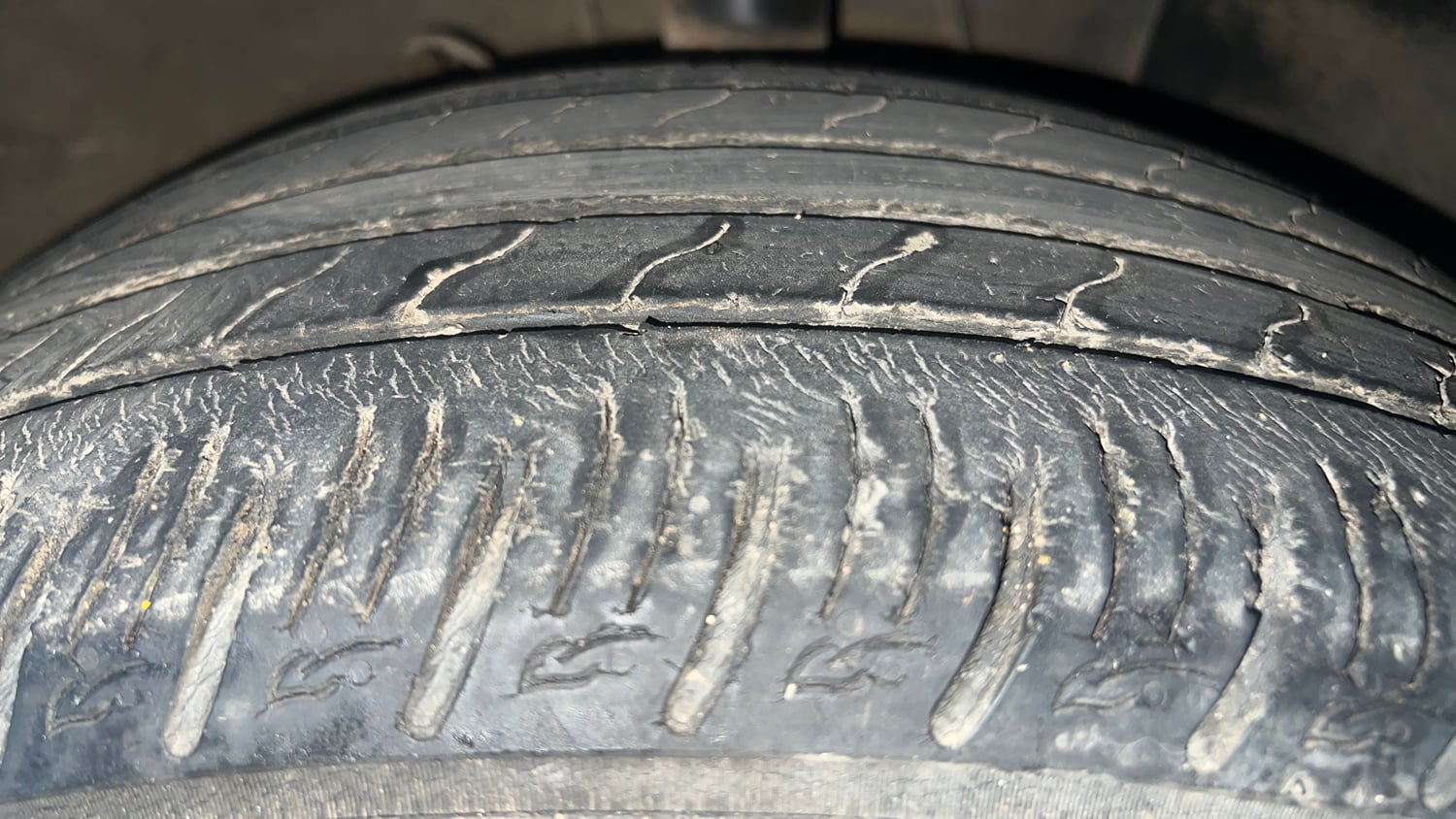 Used 2021 Hyundai Venue SX Plus 1.0 Turbo DCT Petrol Automatic tyres RIGHT FRONT TYRE TREAD VIEW