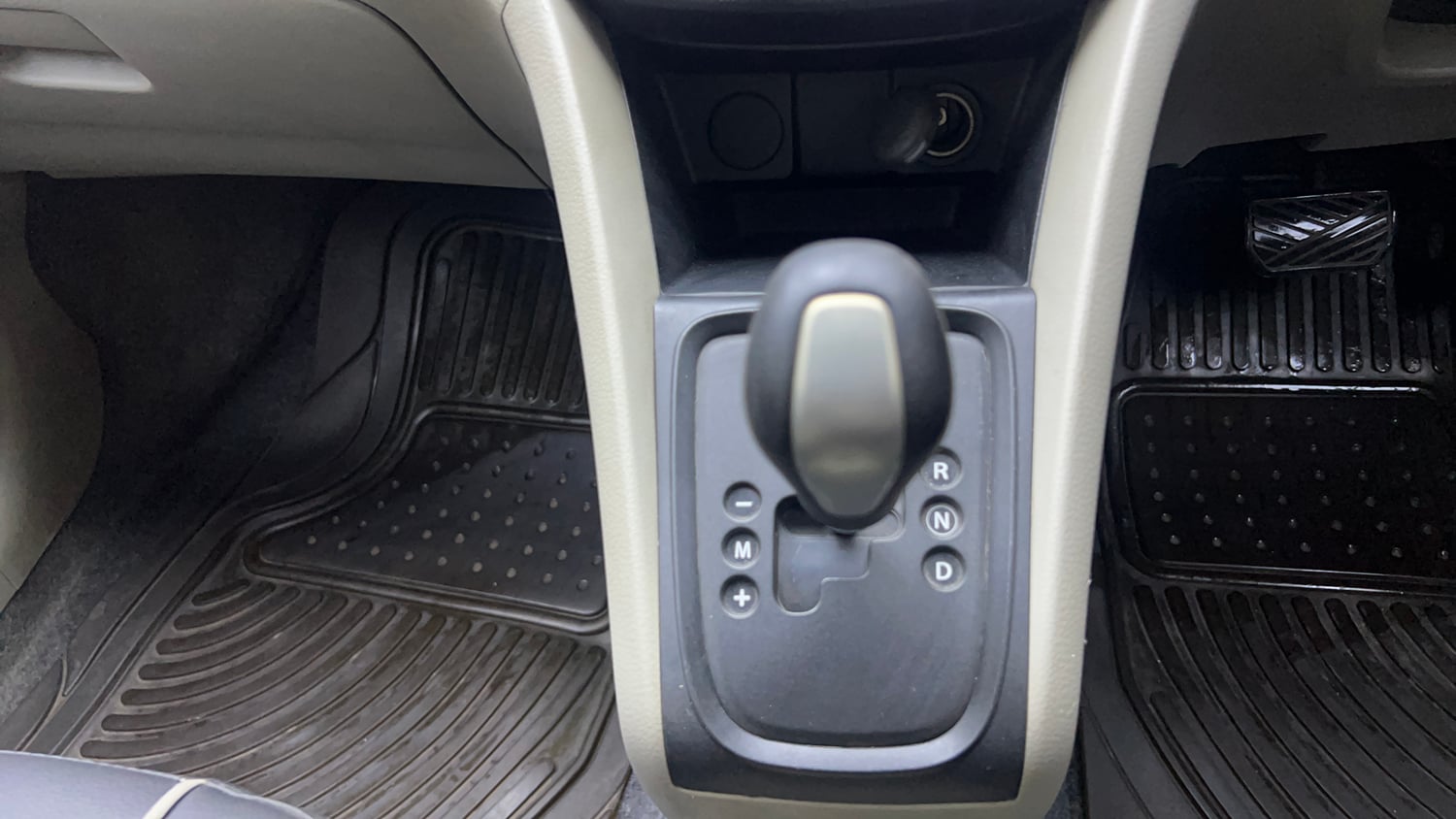 Used 2014 Maruti Suzuki Celerio VXi AMT Petrol Automatic interior GEAR  KNOB VIEW