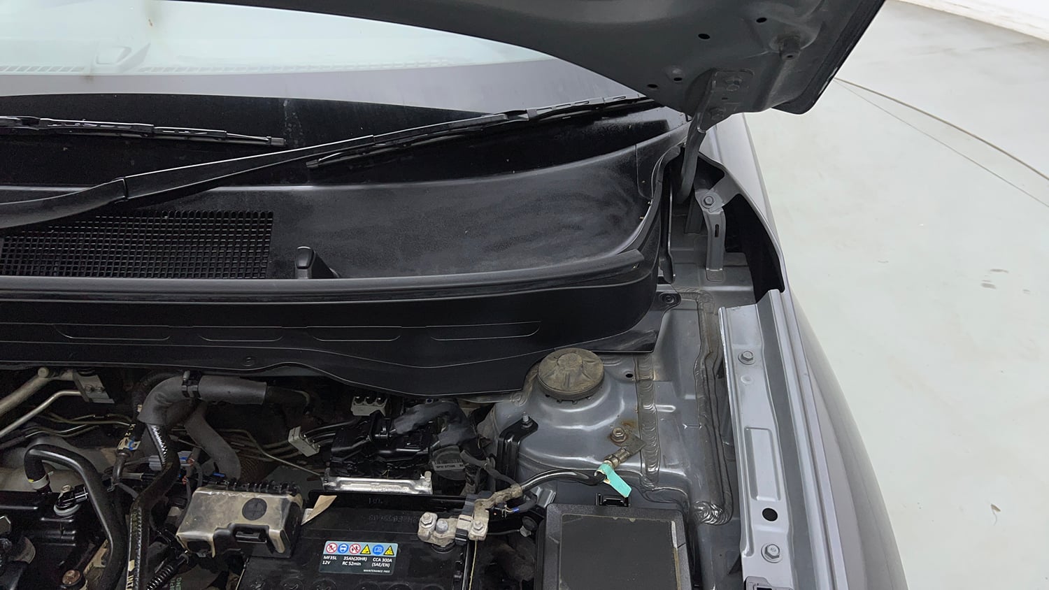 Used 2022 Hyundai Venue SX 1.2 Petrol Petrol Manual engine ENGINE LEFT SIDE HINGE & APRON VIEW