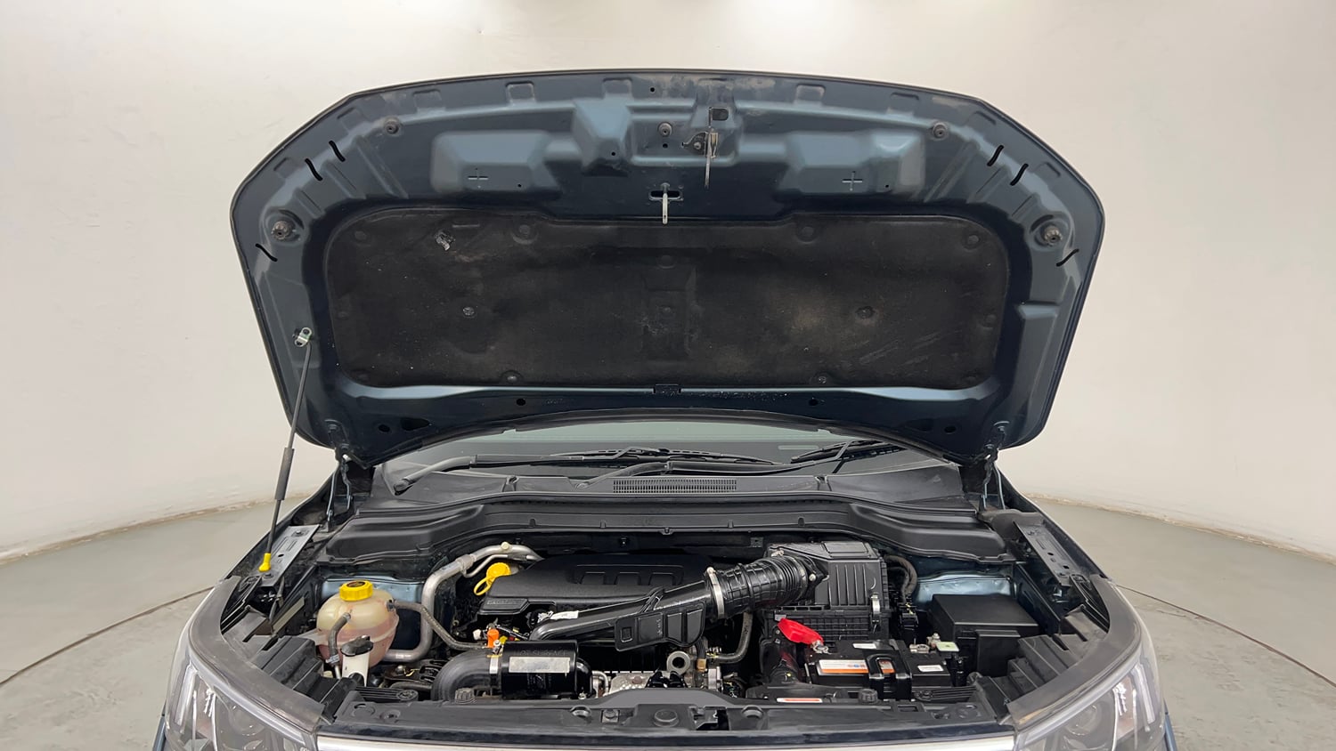 Used 2023 Mahindra XUV 300 W8 (O) 1.2 Petrol AMT Petrol Automatic engine ENGINE & BONNET OPEN FRONT VIEW