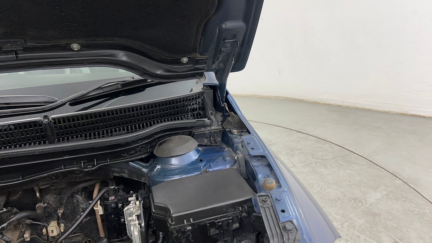 Used 2021 Maruti Suzuki S-Cross Zeta Petrol Manual engine ENGINE LEFT SIDE HINGE & APRON VIEW