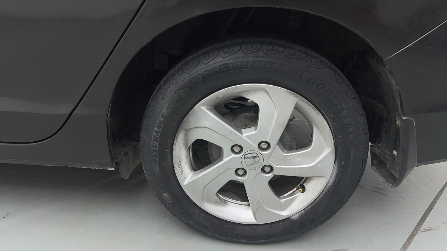 Used 2015 Honda City VX Petrol Manual tyres LEFT REAR TYRE RIM VIEW