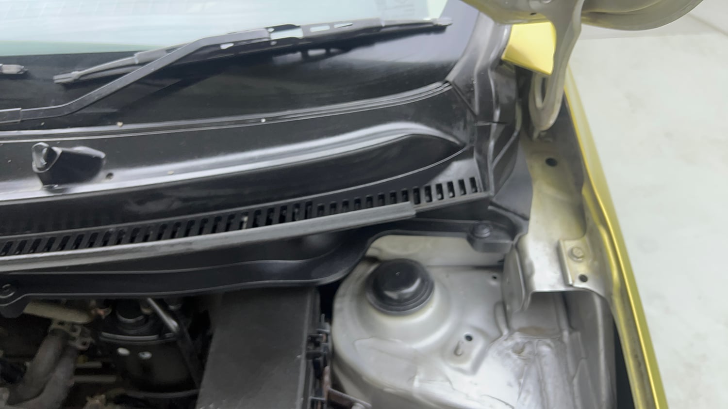 Used 2014 Maruti Suzuki Celerio VXi AMT Petrol Automatic engine ENGINE LEFT SIDE HINGE & APRON VIEW