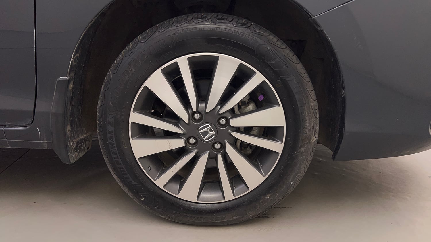 Used 2024 Honda City VX Petrol MT Petrol Manual tyres RIGHT FRONT TYRE RIM VIEW