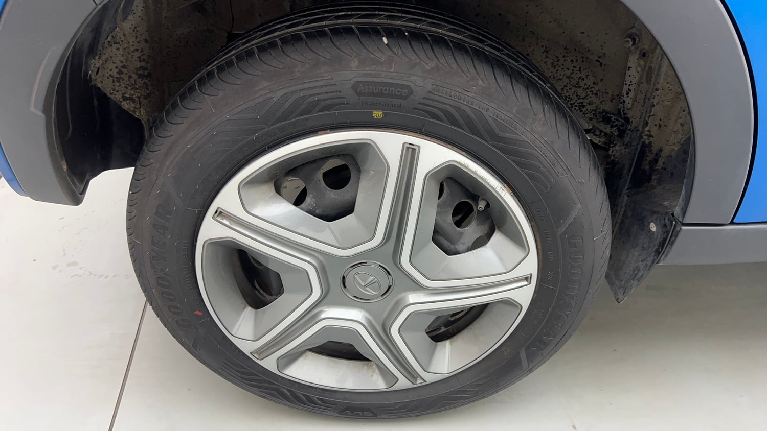 Used 2018 Tata Nexon XM Petrol Manual tyres RIGHT REAR TYRE RIM VIEW