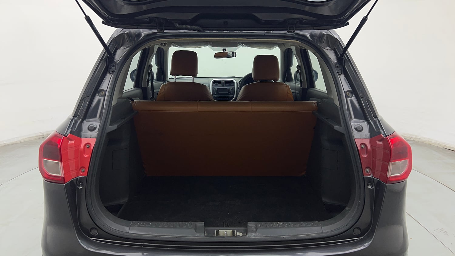 Used 2018 Maruti Suzuki Vitara Brezza [2016-2020] LDi Diesel Manual interior DICKY INSIDE VIEW