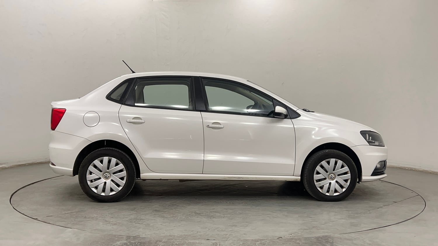 Used 2016 Volkswagen Ameo Comfortline 1.2L (P) Petrol Manual exterior RIGHT SIDE VIEW