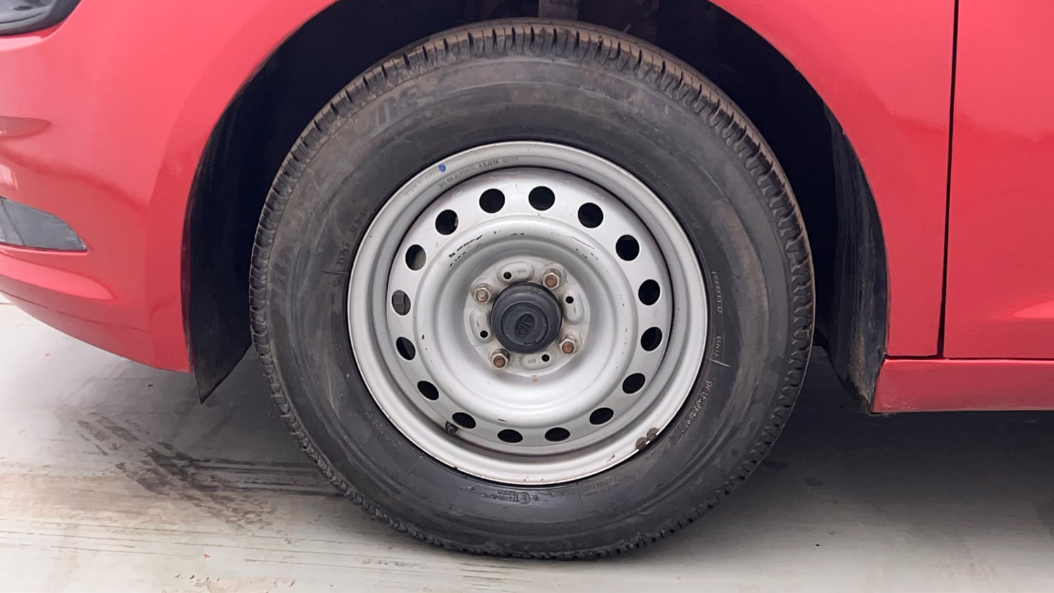Used 2020 Tata Altroz XE Petrol Petrol Manual tyres LEFT FRONT TYRE RIM VIEW