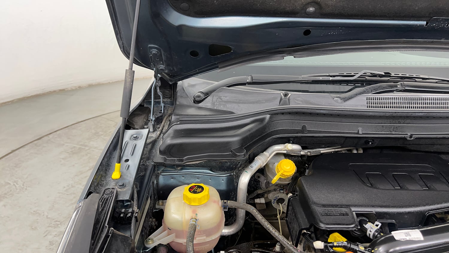 Used 2023 Mahindra XUV 300 W8 (O) 1.2 Petrol AMT Petrol Automatic engine ENGINE RIGHT SIDE HINGE & APRON VIEW