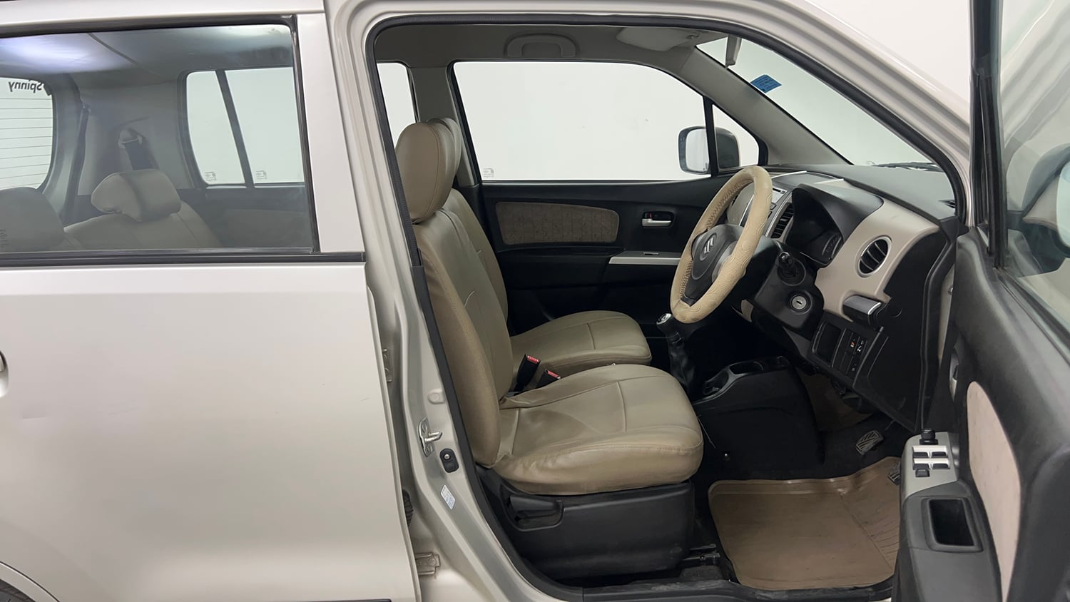 Used 2015 Maruti Suzuki Wagon R VXI Petrol Manual interior RIGHT SIDE FRONT DOOR CABIN VIEW
