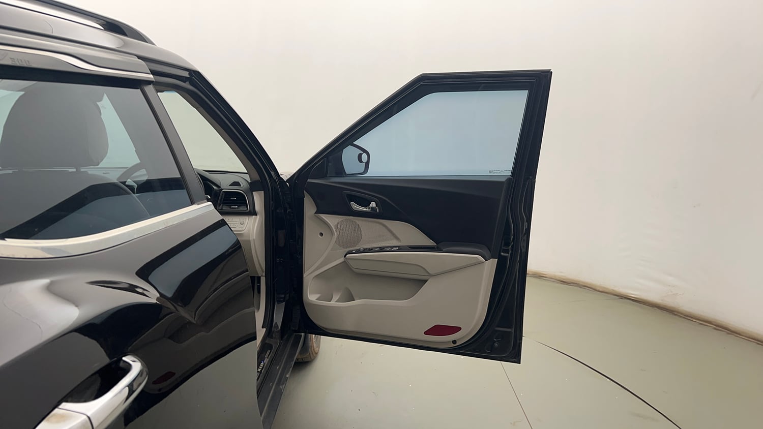 Used 2022 Mahindra XUV 300 W8 (O) 1.2 Petrol Petrol Manual interior RIGHT FRONT DOOR OPEN VIEW