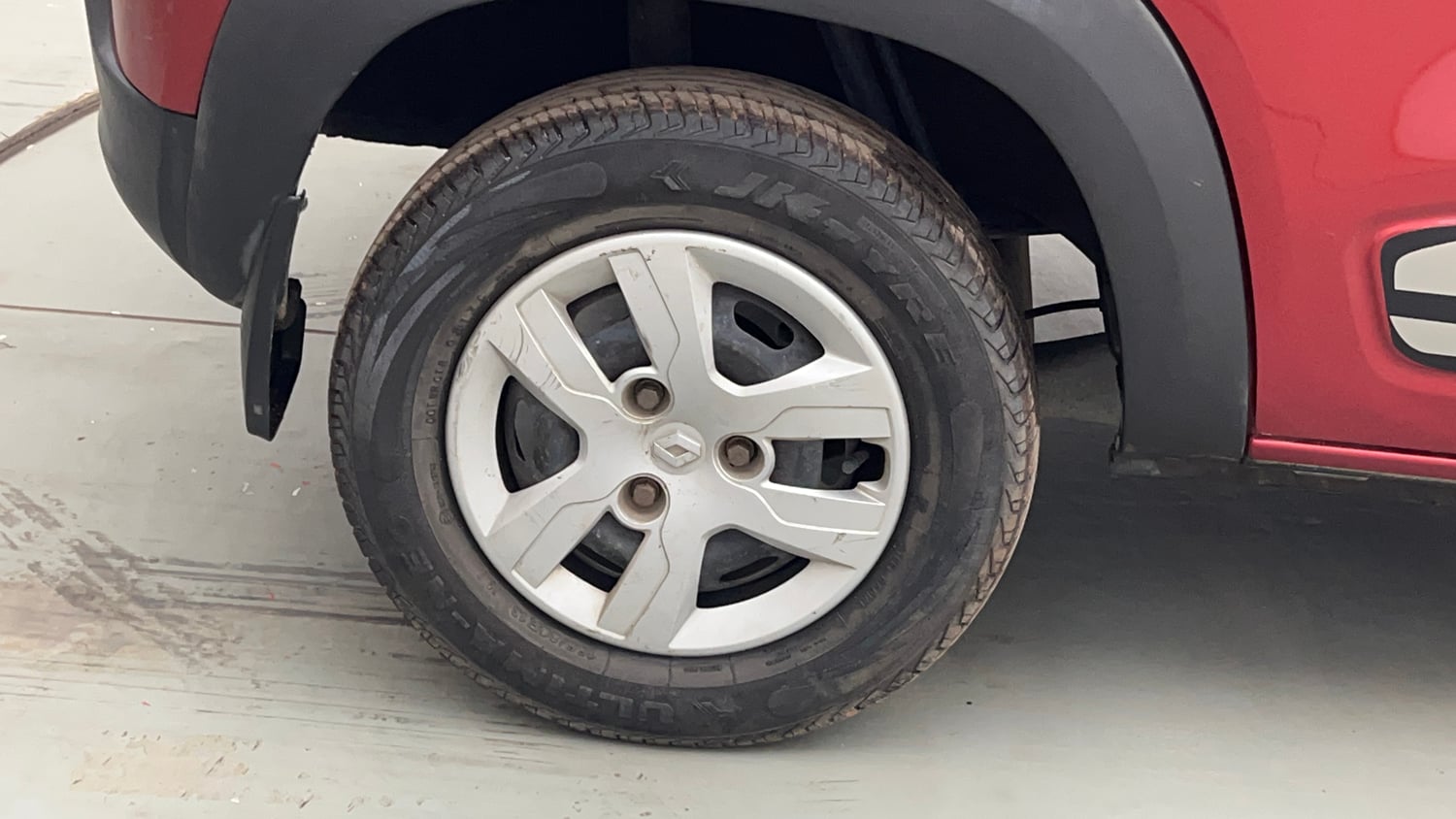 Used 2017 Renault Kwid 1.0 RXT AMT Opt Petrol Automatic tyres RIGHT REAR TYRE RIM VIEW