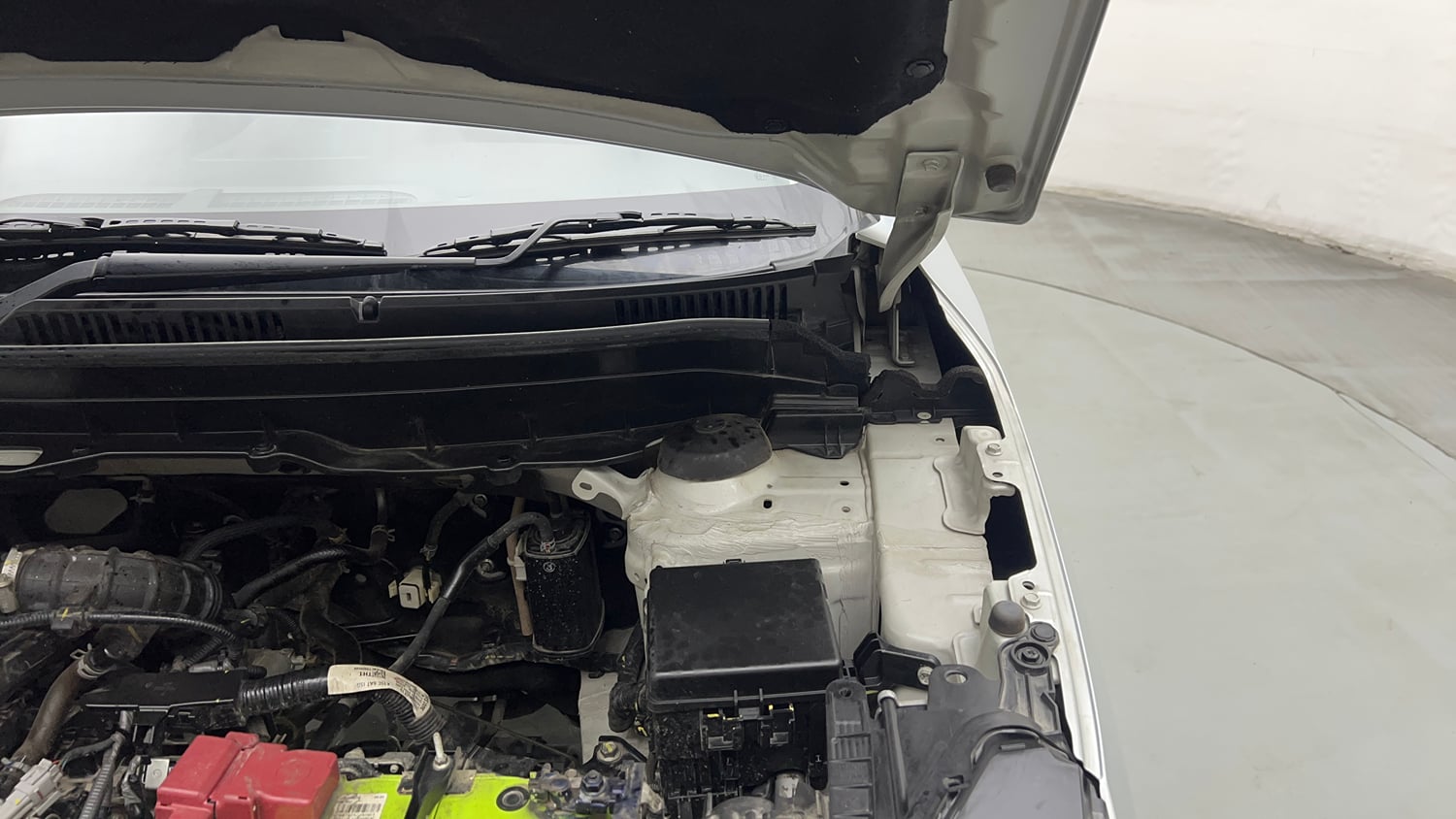 Used 2023 Maruti Suzuki Brezza ZXi AT Petrol Automatic engine ENGINE LEFT SIDE HINGE & APRON VIEW