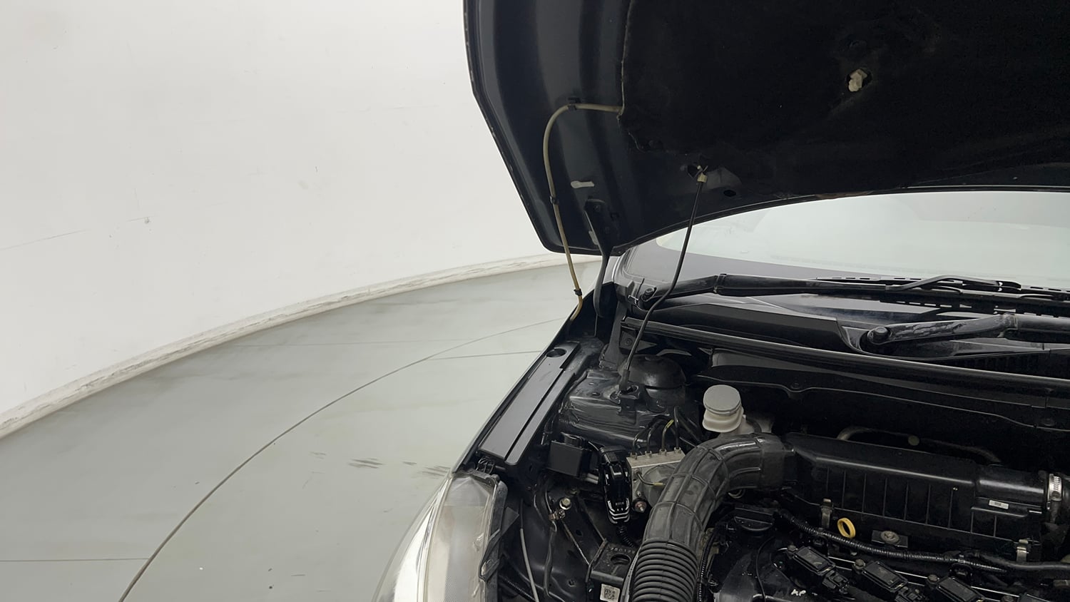 Used 2022 Maruti Suzuki Ciaz Delta 1.5 Petrol Manual engine ENGINE RIGHT SIDE HINGE & APRON VIEW