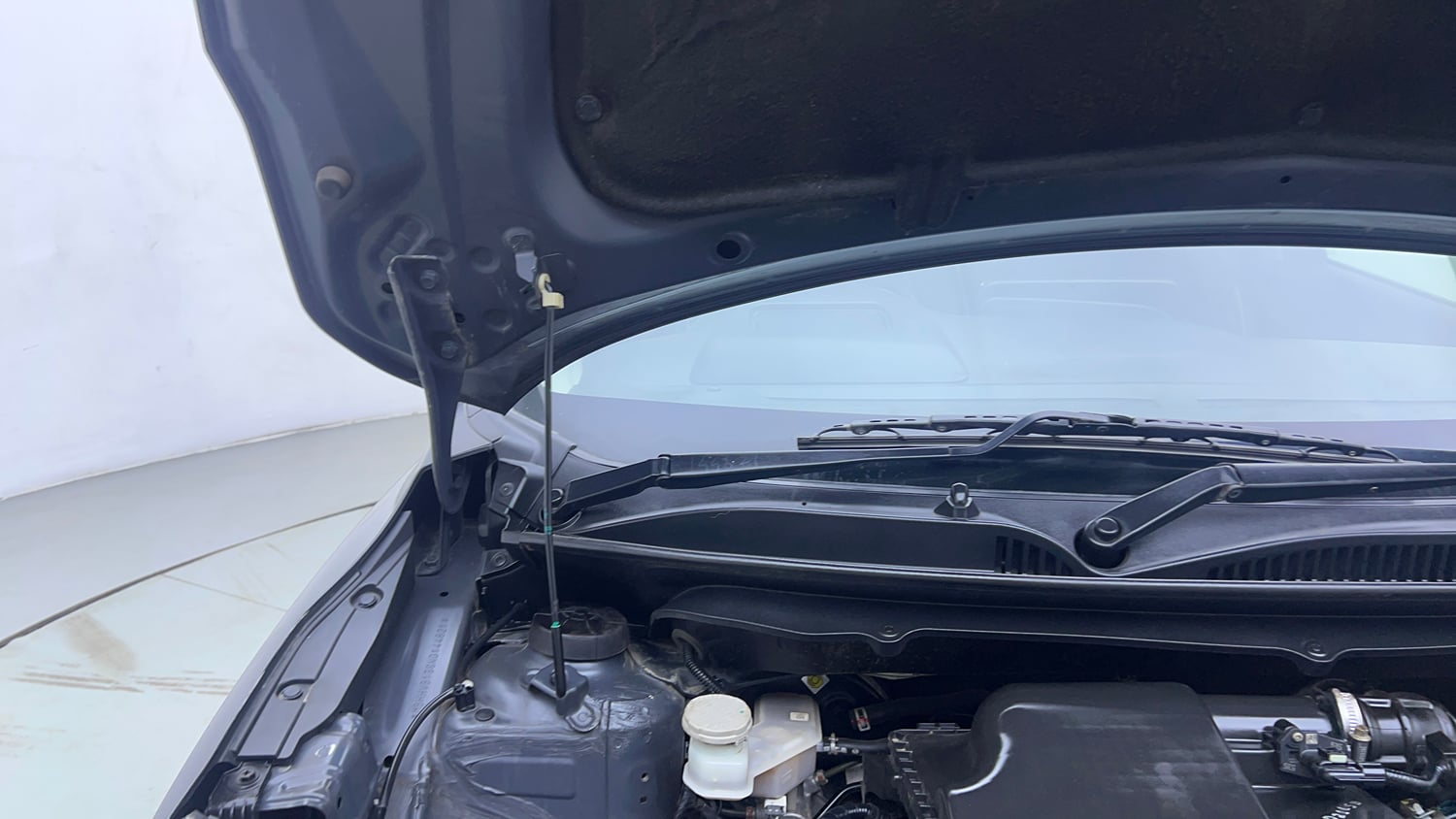 Used 2022 Maruti Suzuki Baleno Alpha MT Petrol Manual engine ENGINE RIGHT SIDE HINGE & APRON VIEW