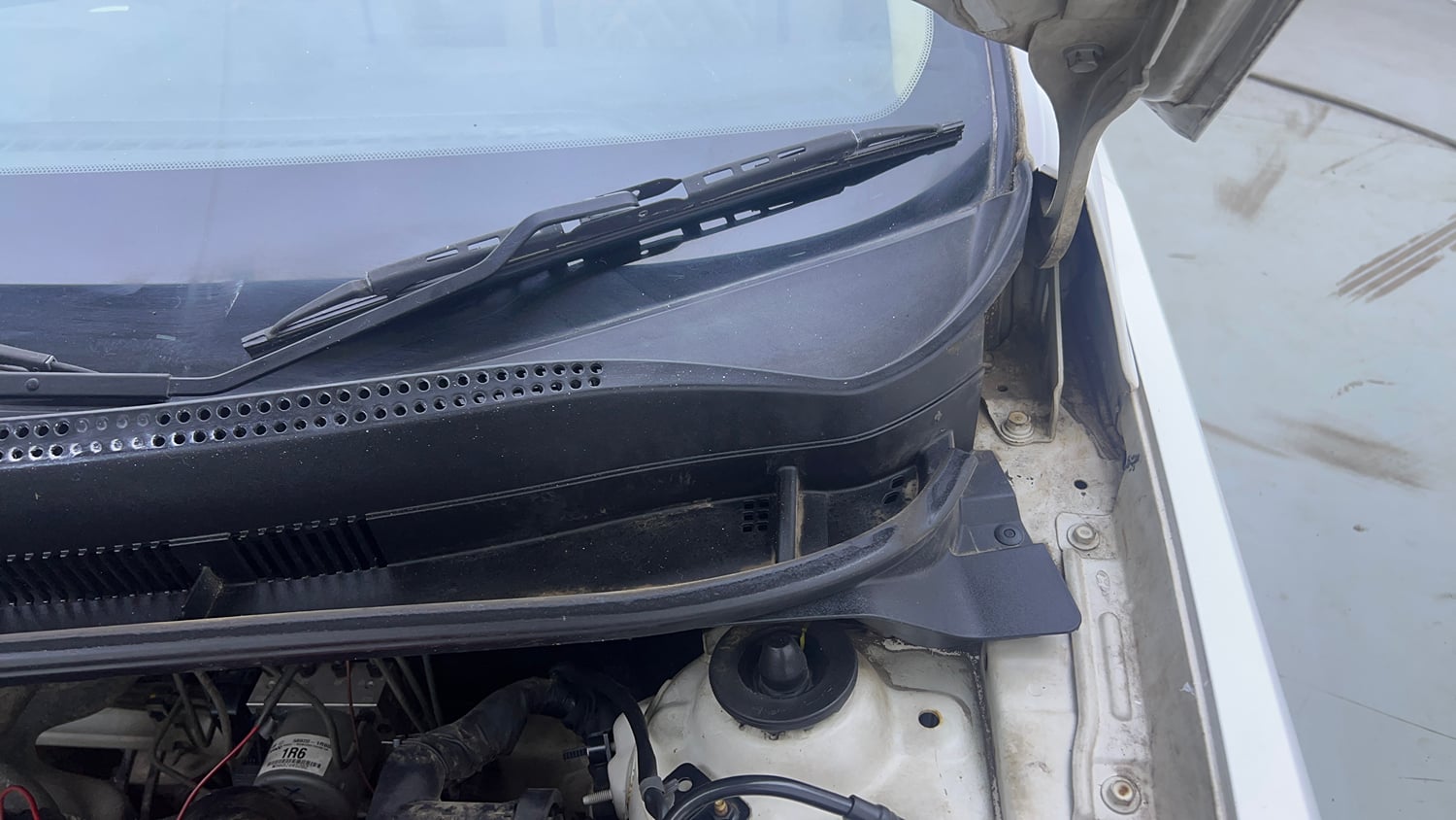Used 2015 Hyundai Verna 1.4 VTVT Petrol Manual engine ENGINE LEFT SIDE HINGE & APRON VIEW