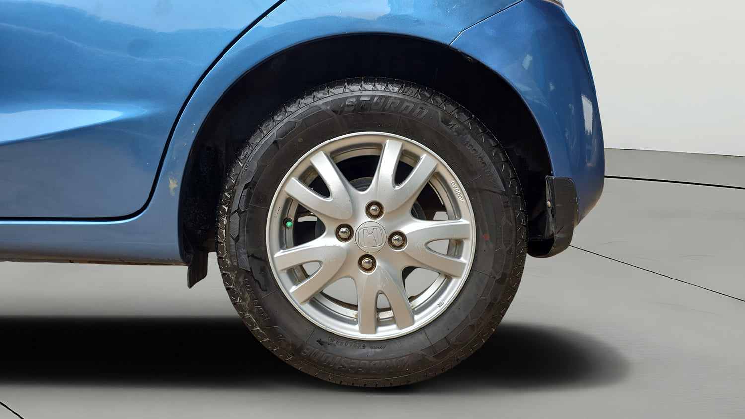 Used 2015 Honda Brio VX AT Petrol Automatic tyres LEFT REAR TYRE RIM VIEW