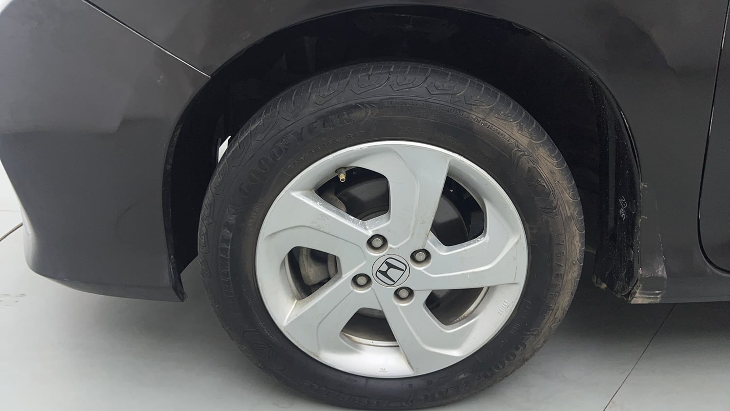 Used 2015 Honda City VX Petrol Manual tyres LEFT FRONT TYRE RIM VIEW