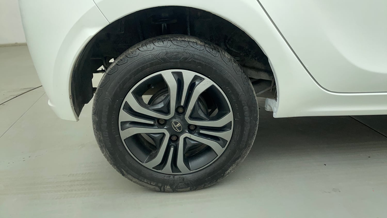 Used 2023 Tata Tiago XT CNG Cng Manual tyres RIGHT REAR TYRE RIM VIEW
