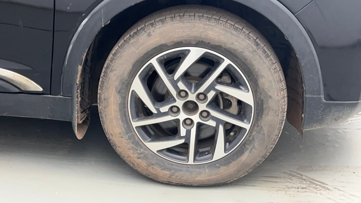 Used 2022 Mahindra XUV 300 W8 (O) 1.2 Petrol Petrol Manual tyres RIGHT FRONT TYRE RIM VIEW