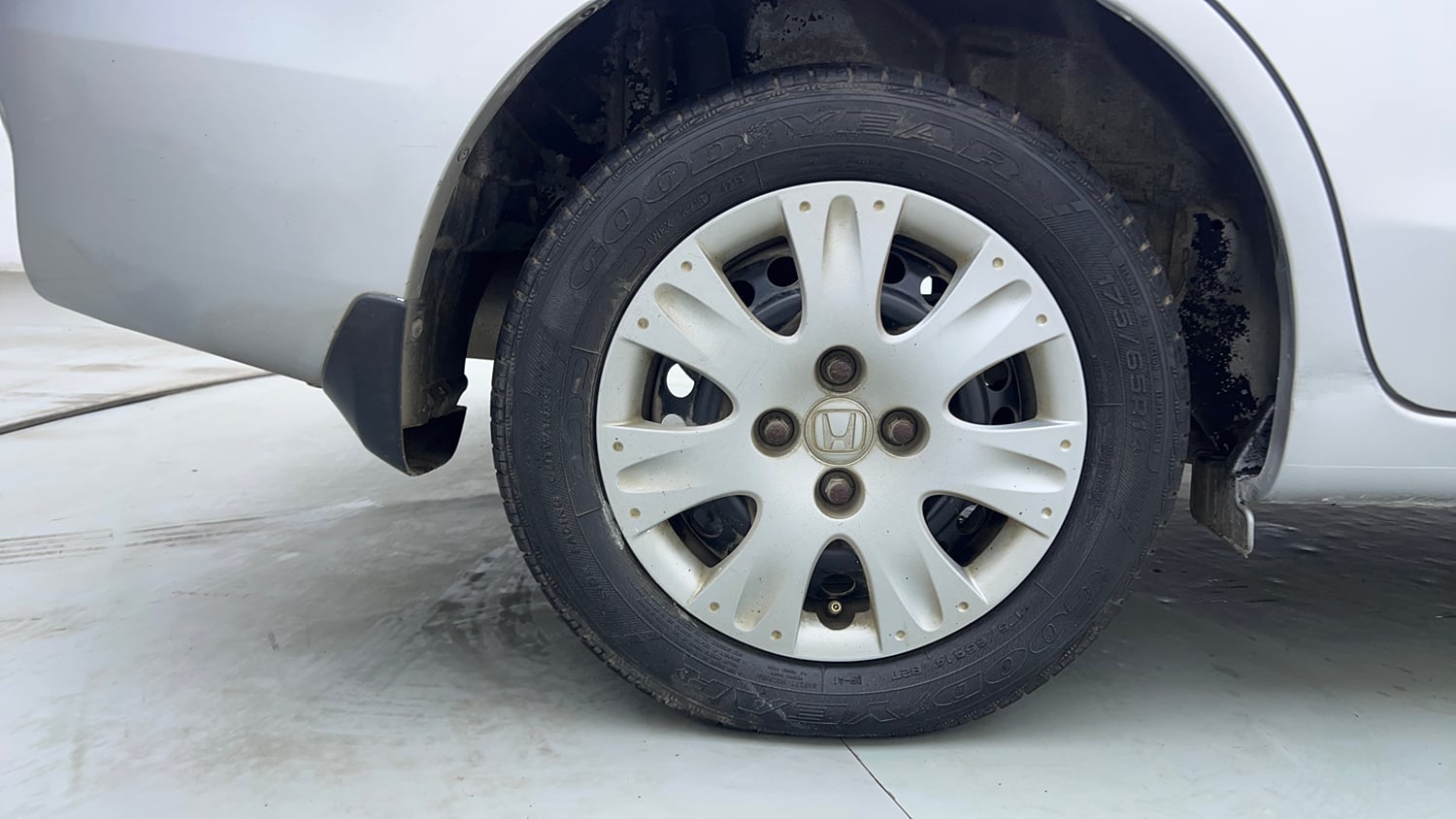 Used 2013 Honda Amaze 1.2 S i-VTEC Petrol Manual tyres RIGHT REAR TYRE RIM VIEW