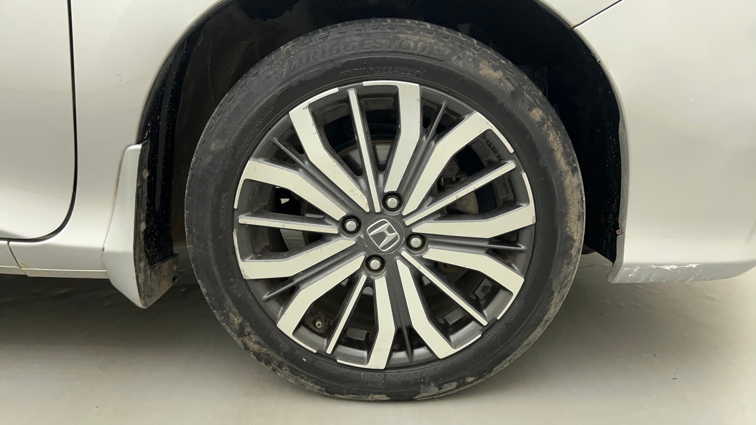Used 2017 Honda City VX CVT Petrol Petrol Automatic tyres RIGHT FRONT TYRE RIM VIEW