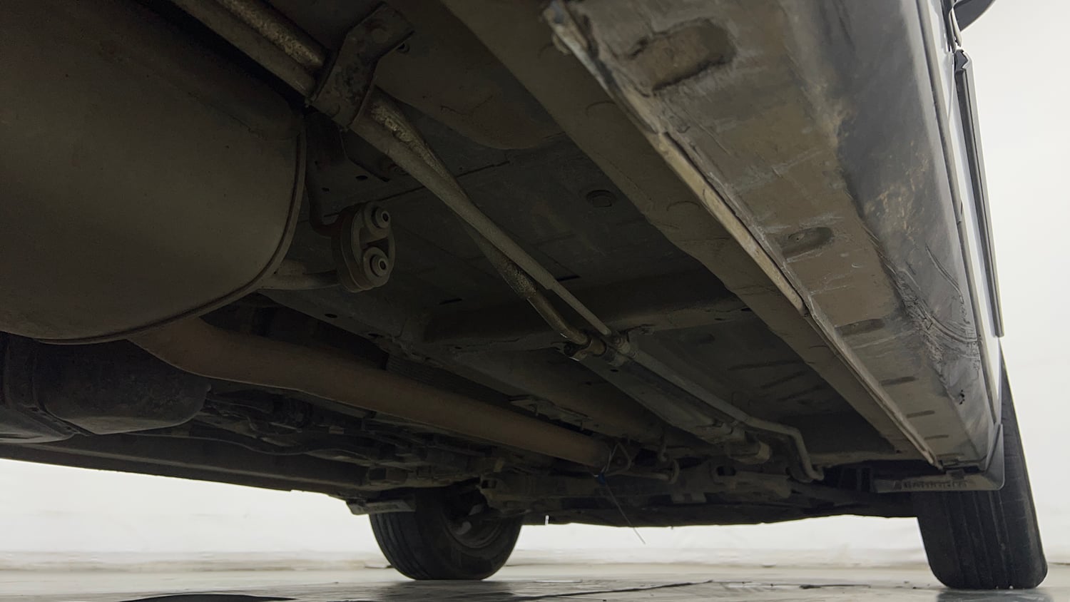 Used 2022 Mahindra XUV700 AX 5 Petrol MT 7 STR Petrol Manual extra REAR RIGHT UNDERBODY VIEW
