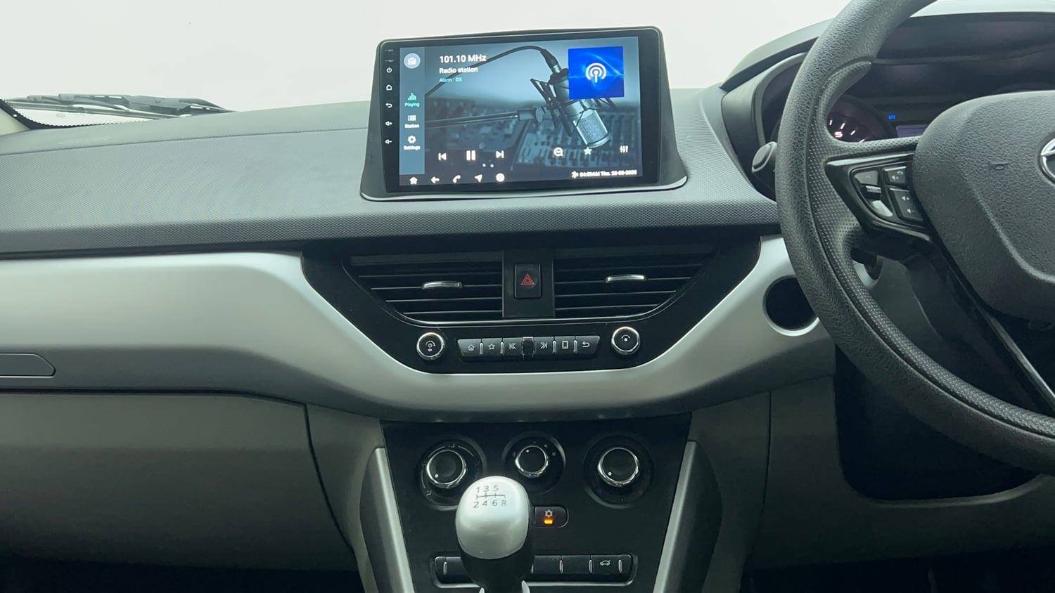 Used 2018 Tata Nexon XM Petrol Manual top_features Integrated (in-dash) music system