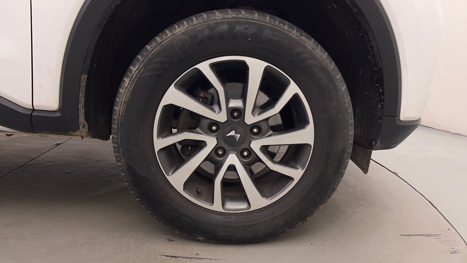 Used 2022 Mahindra Scorpio N Z8 L Petrol AT 6 STR Petrol Automatic tyres RIGHT FRONT TYRE RIM VIEW