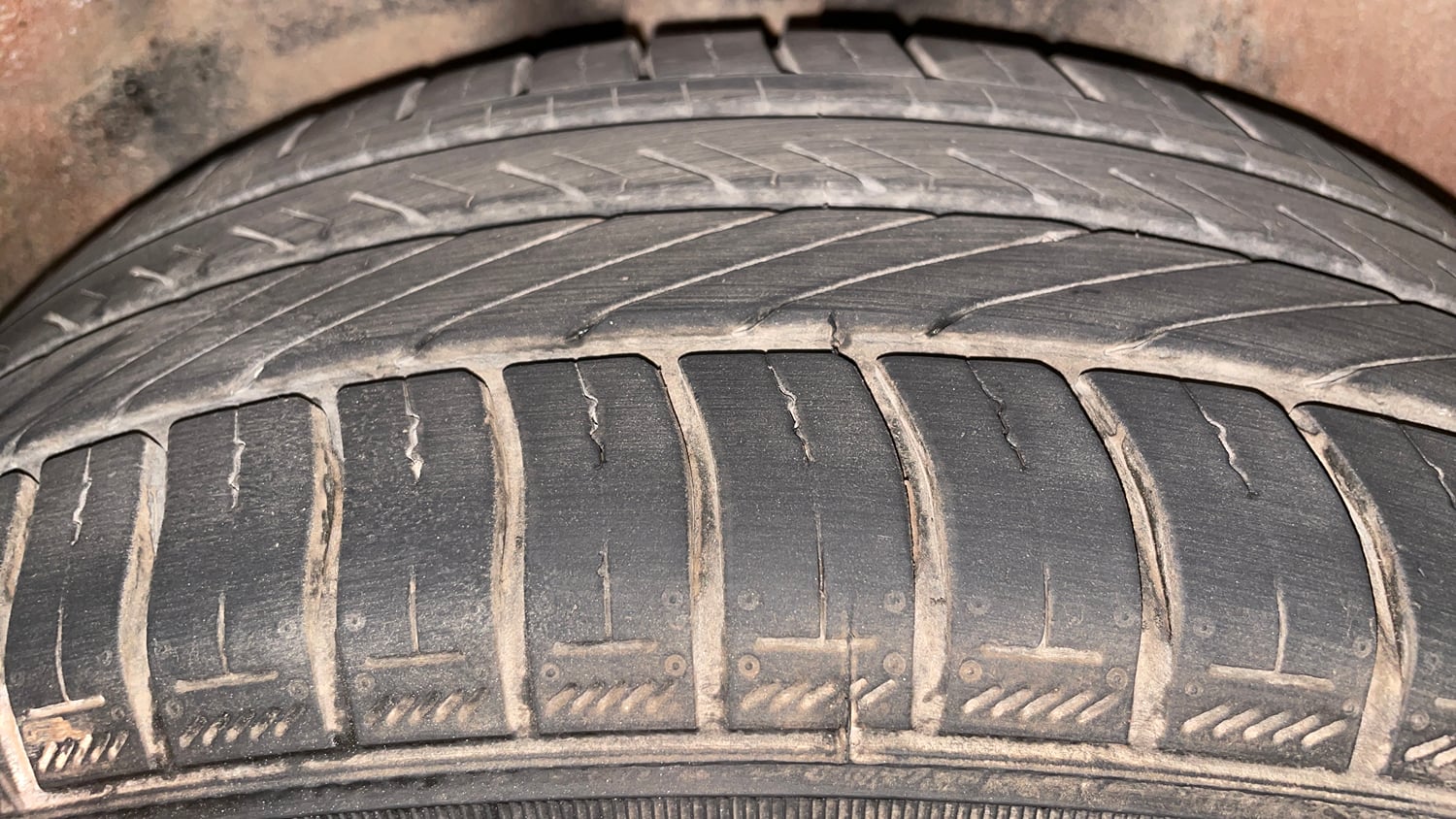 Used 2014 Volkswagen Polo Comfortline 1.2L (P) Petrol Manual tyres RIGHT REAR TYRE TREAD VIEW