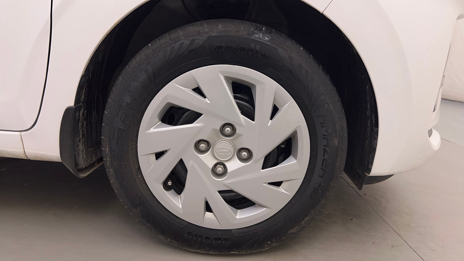 Used 2026 Hyundai Grand i10 Nios Magna 1.2 Kappa Petrol Manual tyres RIGHT FRONT TYRE RIM VIEW