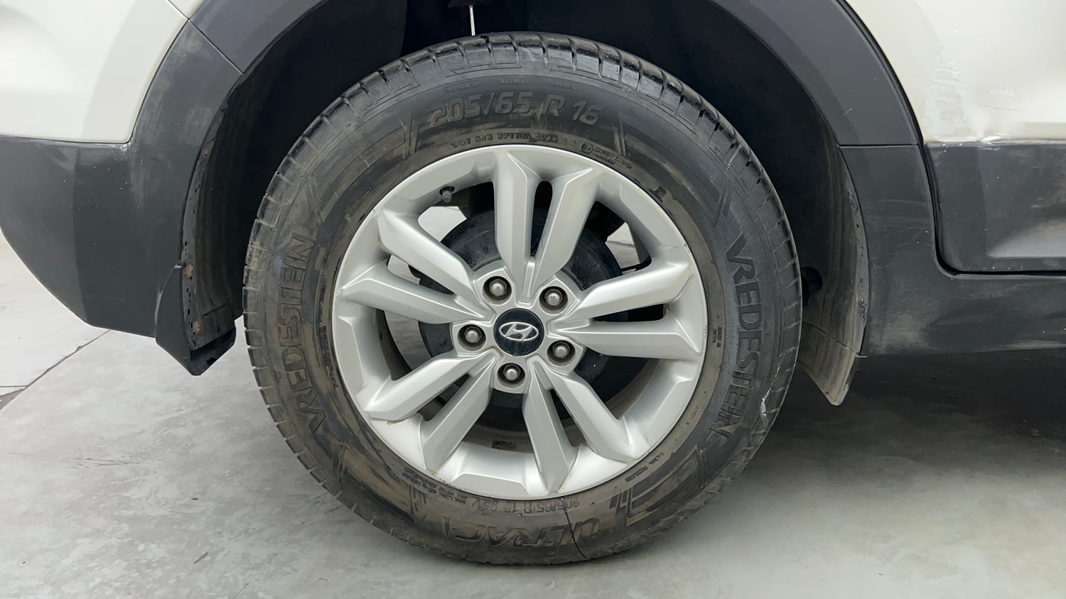 Used 2017 Hyundai Creta SX Plus 1.6 CRDI Diesel Manual tyres RIGHT REAR TYRE RIM VIEW