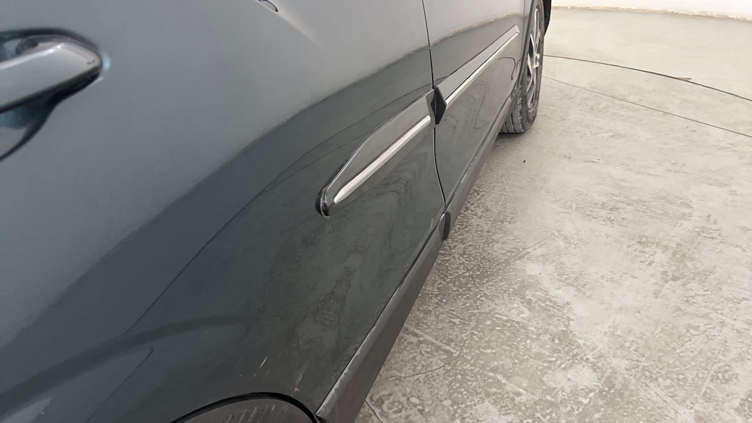 Used 2023 Mahindra XUV 300 W8 (O) 1.2 Petrol AMT Petrol Automatic dents MINOR SCRATCH