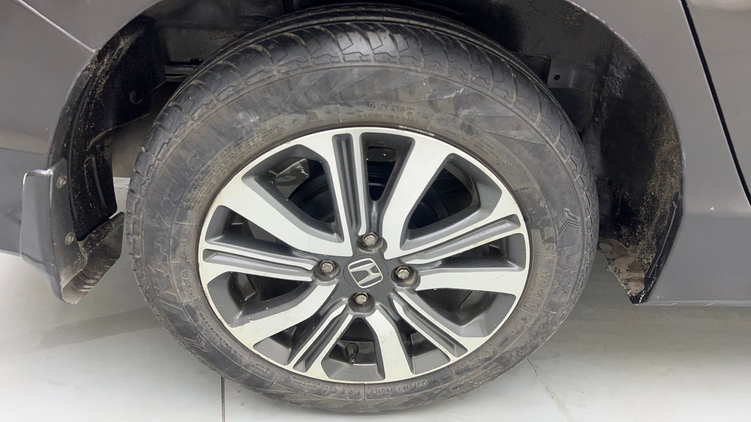 Used 2017 Honda City V Petrol Petrol Manual tyres RIGHT REAR TYRE RIM VIEW