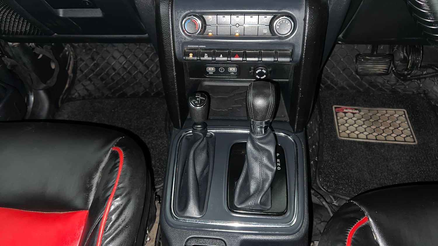 Used 2021 mahindra Thar LX Hard Top Petrol AT 4WD Petrol Automatic interior GEAR  KNOB VIEW