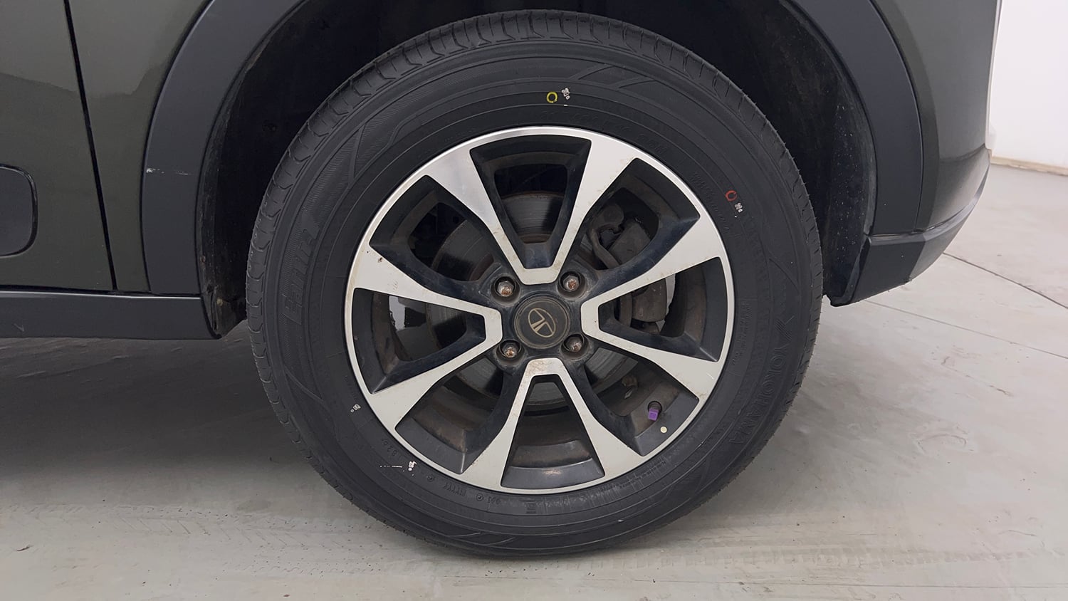 Used 2020 Tata Nexon XZ Plus (O) Dual Tone Petrol Manual tyres RIGHT FRONT TYRE RIM VIEW