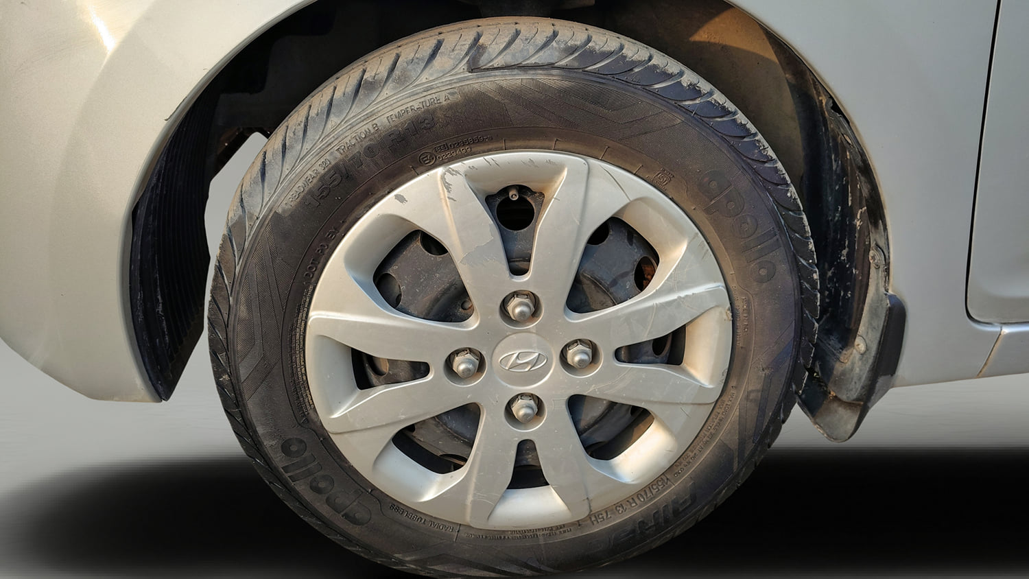 Used 2018 Hyundai Eon Magna + Petrol Manual tyres LEFT FRONT TYRE RIM VIEW