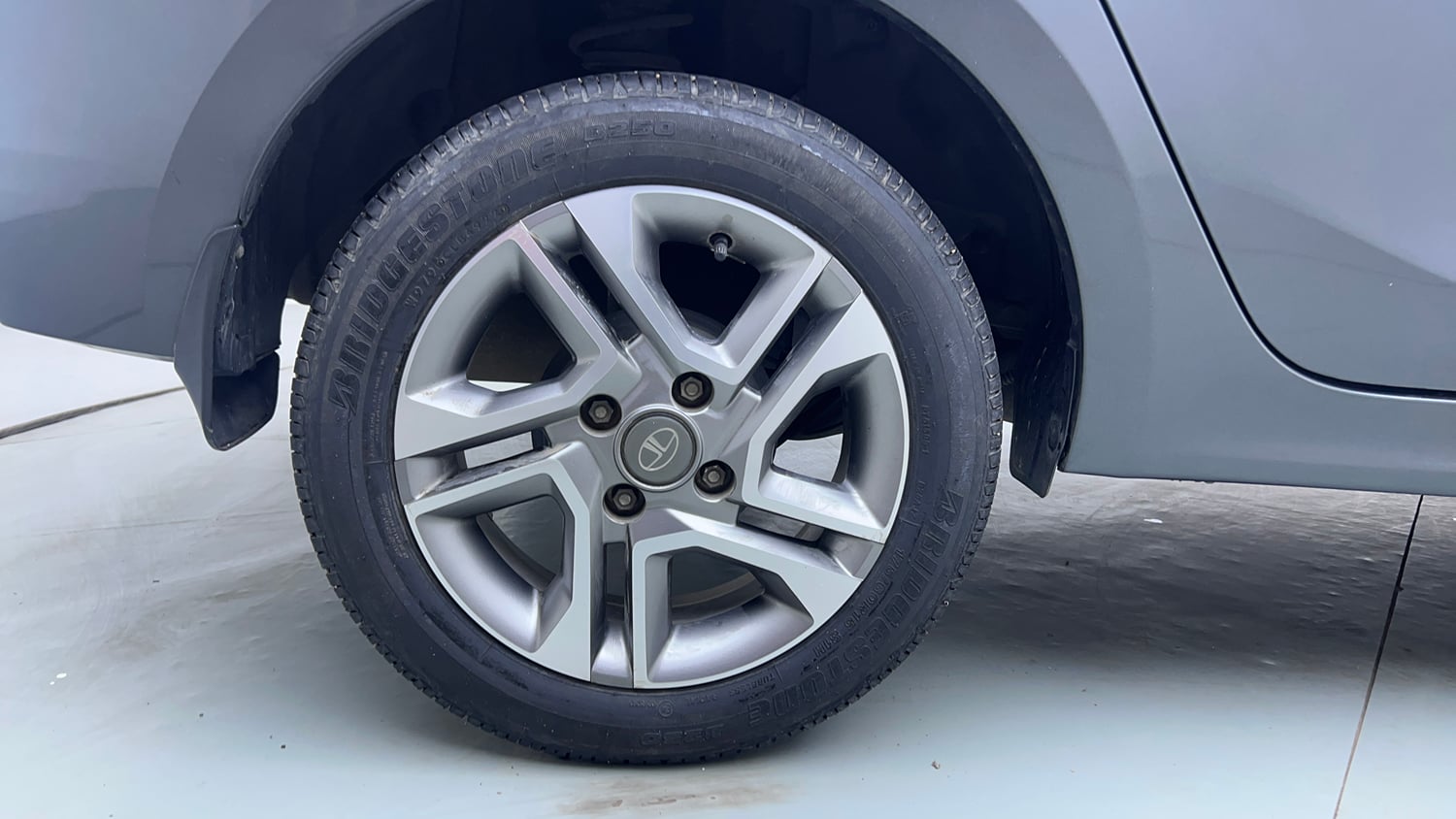 Used 2023 Tata Tigor XZ Plus Petrol Manual tyres RIGHT FRONT TYRE RIM VIEW