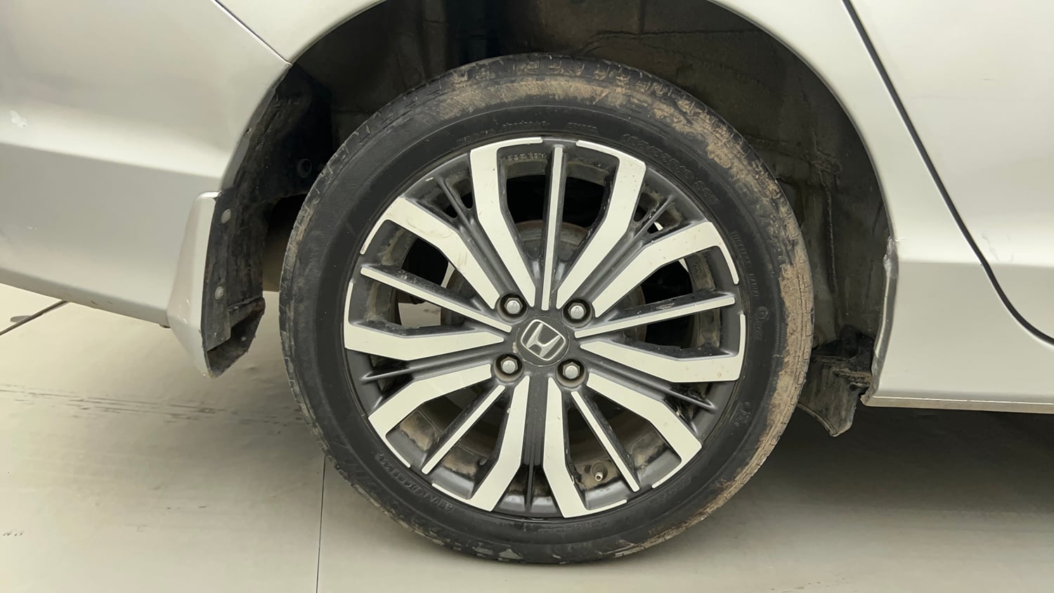Used 2017 Honda City VX CVT Petrol Petrol Automatic tyres RIGHT REAR TYRE RIM VIEW