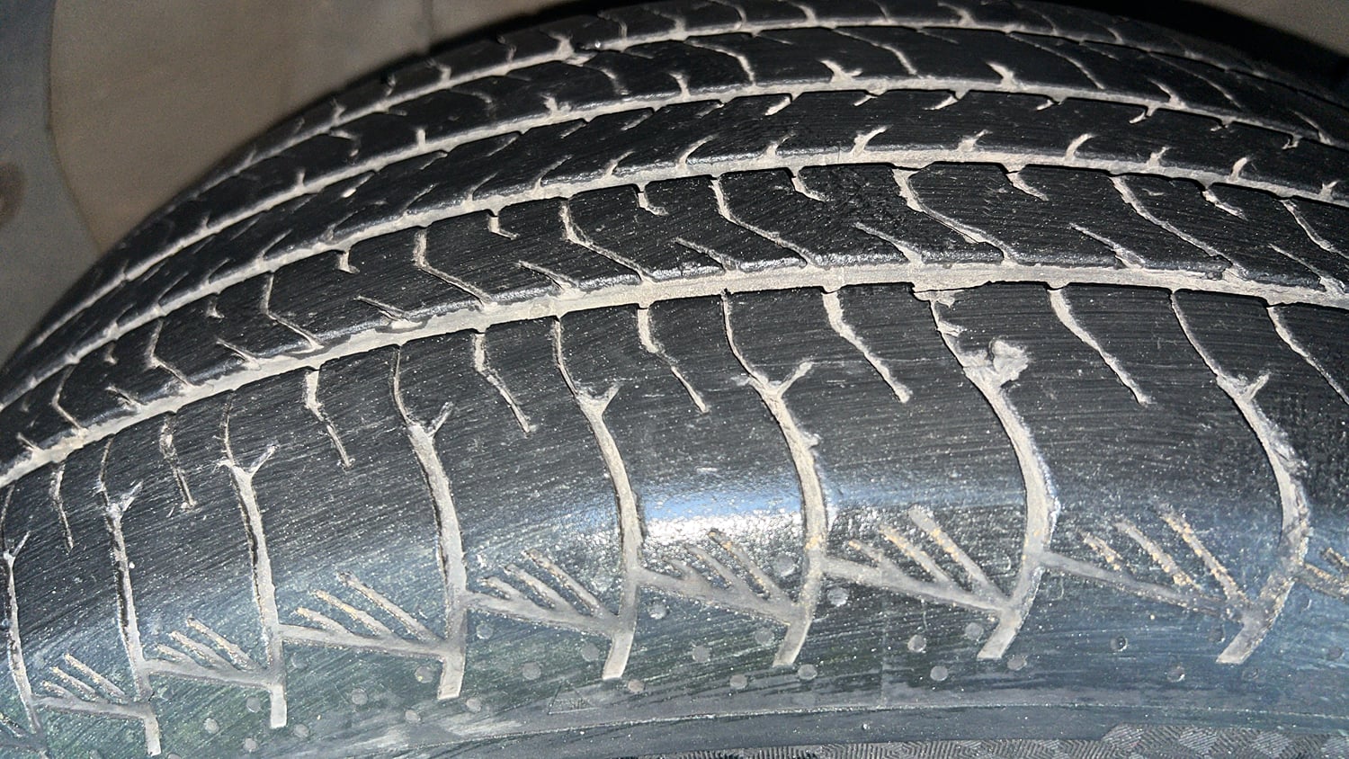 Used 2023 Hyundai Alcazar Signature (O) 7 STR 1.5 Petrol DCT Petrol Automatic tyres RIGHT FRONT TYRE TREAD VIEW