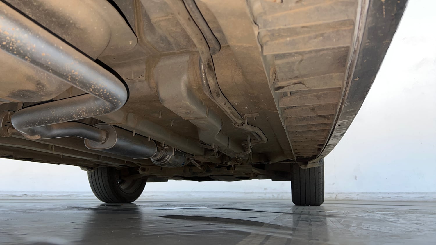 Used 2023 Hyundai Alcazar Signature (O) 7 STR 1.5 Petrol DCT Petrol Automatic extra REAR RIGHT UNDERBODY VIEW