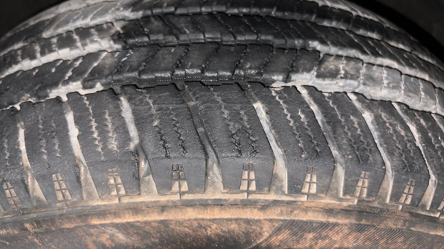 Used 2022 Mahindra Scorpio N Z8 L Petrol AT 6 STR Petrol Automatic tyres LEFT FRONT TYRE TREAD VIEW